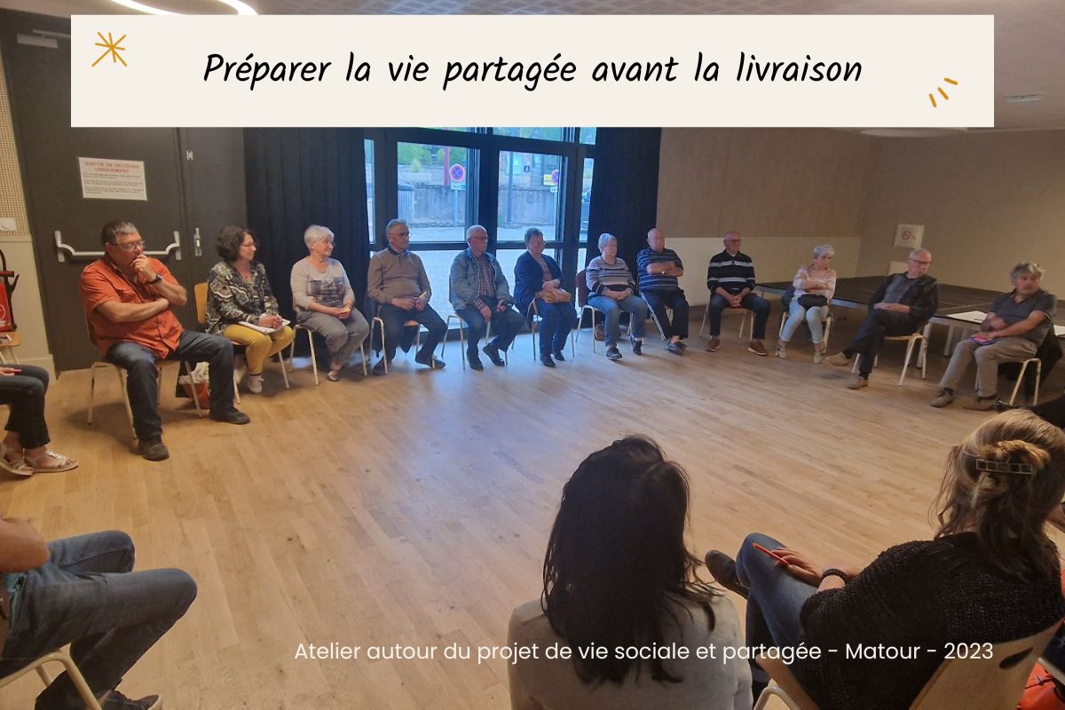 Photo du collectif pendant un atelier partiucipatif sur le projet de vie sociale et partagée de Matour pour le projet d'habitat inclusif et participatif de Matour en Saone et Loire bourgogne franche-comté - Marie Gouttenoire — Ingénierie de l'habitat inclusif et participatif — Conseil et AMO — Auvergne-Rhône-Alpes et national.